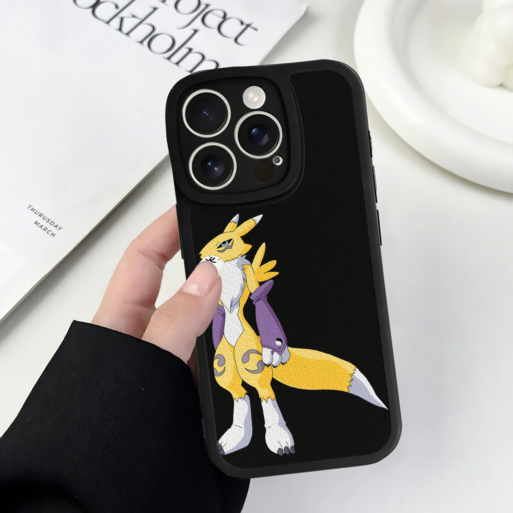 （画像用） Digimon デジタルモンスター/デジモン 【iPhone 16シリーズ対応】シリコンスマホケース（レザー調） 材質：シリコン